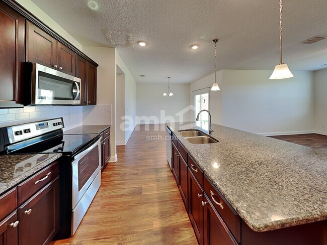 Building Photo - 3298 Roundabout Dr