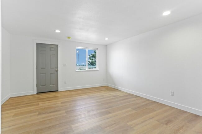 Building Photo - 1407 W Marina Dr