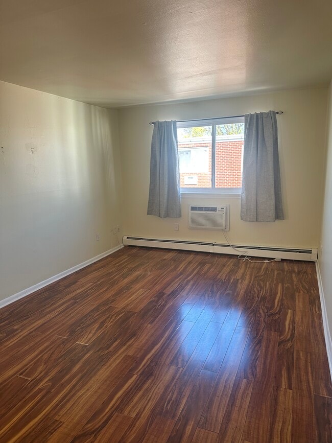 Building Photo - 2 Van Zant St