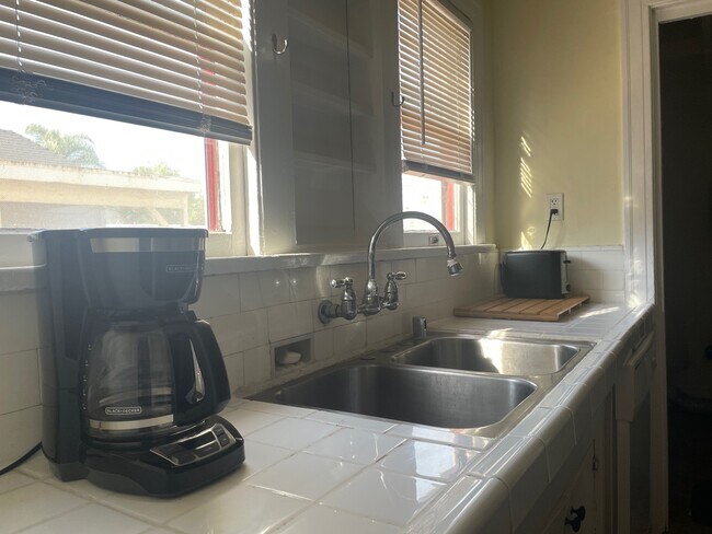 Kitchen - 849 N Sycamore Ave