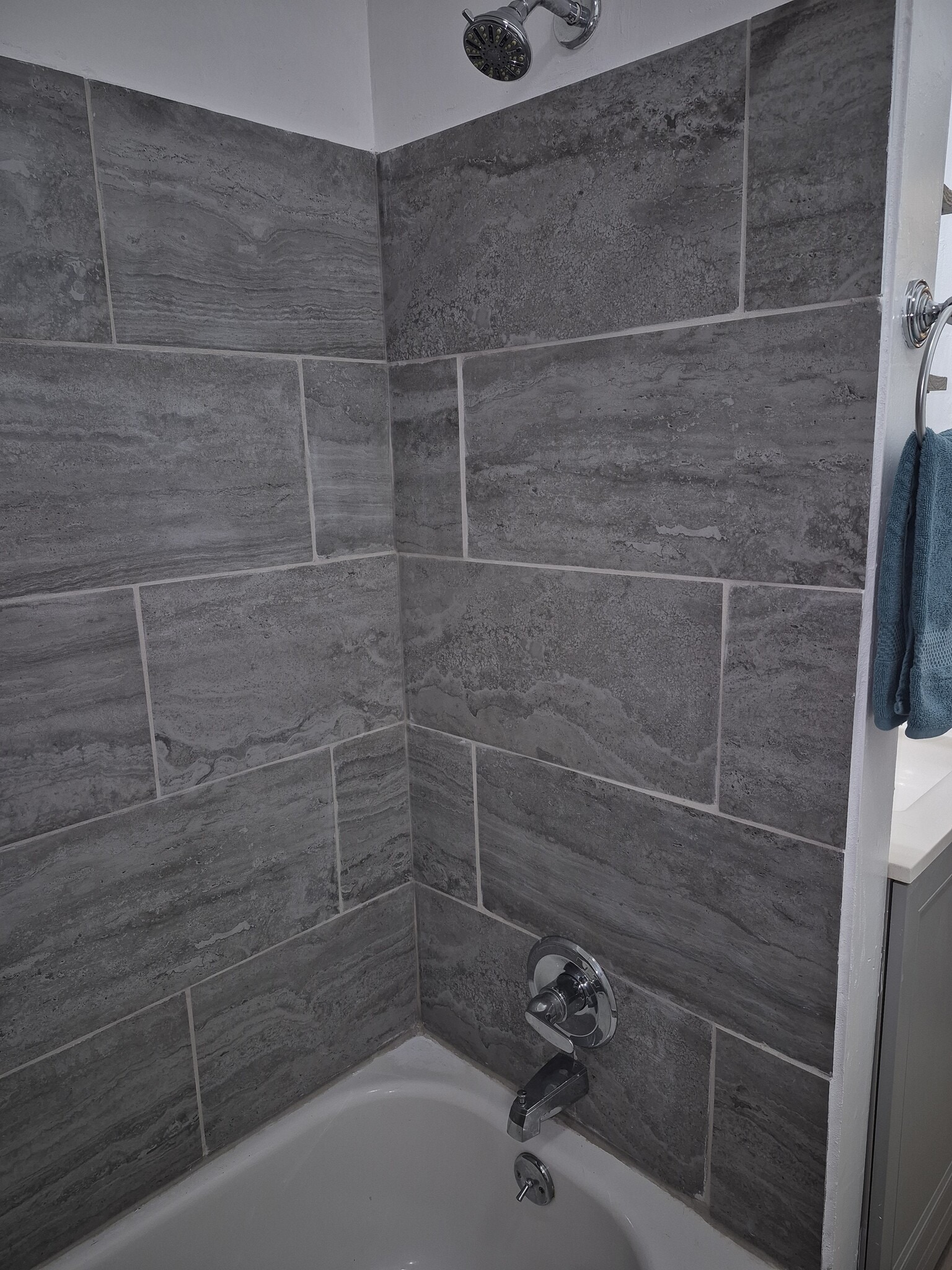 Tub/Shower - 721 Hanford St