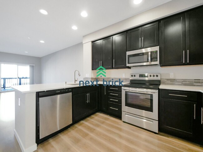 Building Photo - 3 Bed and 3 Bath Stunning Townhome is Available for Rent!