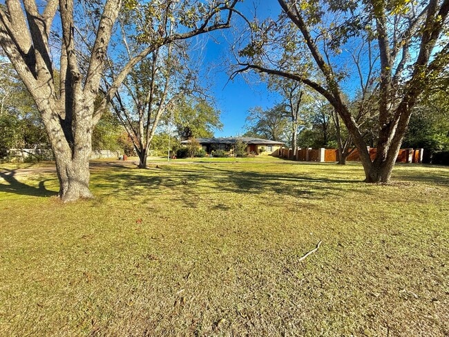 Building Photo - 2008 Longview Dr