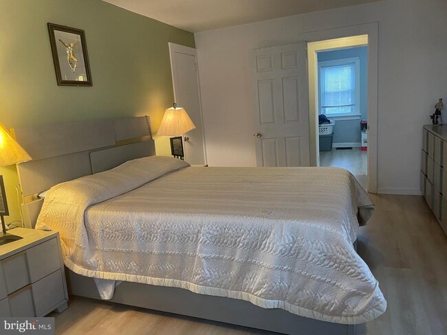 Building Photo - 695 W Kings Hwy