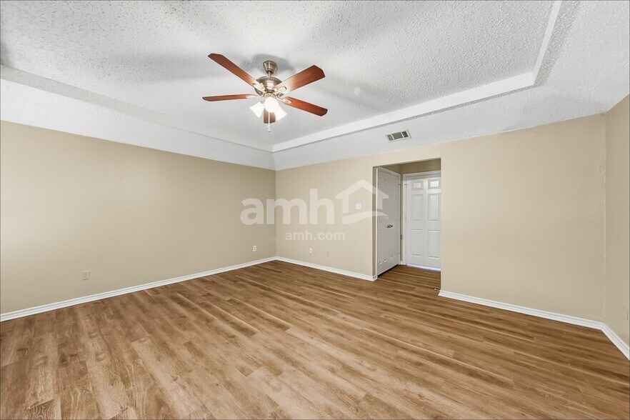 Building Photo - 105 S Winding Oaks Dr