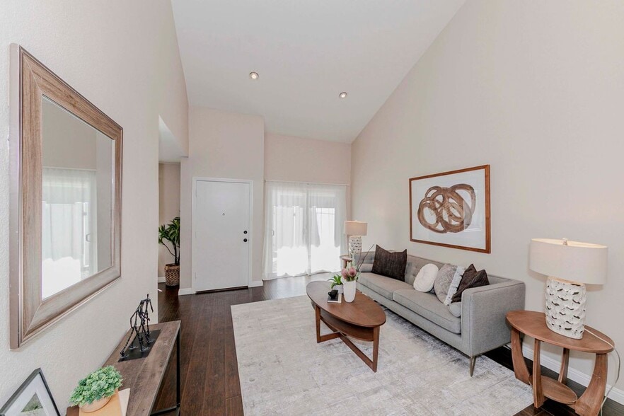 Building Photo - 2422 Coventry Cir