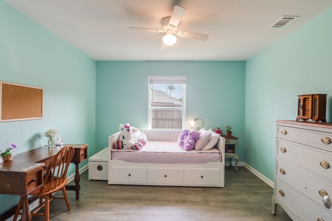 Building Photo - Beautiful 4 bed 2 bath