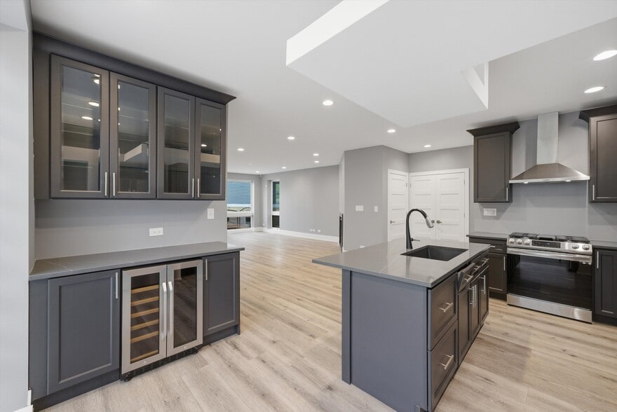 Building Photo - 308 W Evergreen Ave