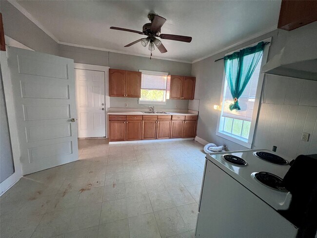Building Photo - 621 Harrison Ln