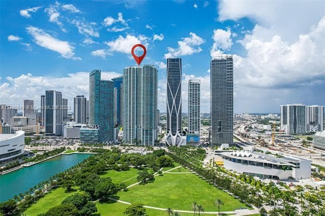 Building Photo - 900 Biscayne