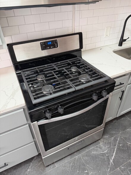 Building Photo - Charming 1 Bedroom ni CWE *1st Floor unit