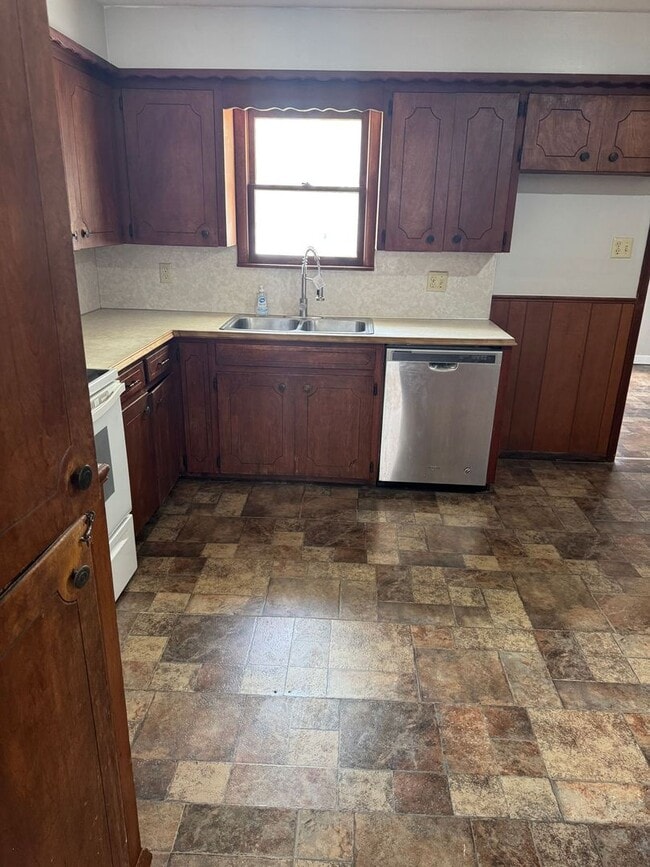 Building Photo - 213 NE Fenway Ave