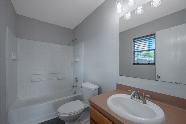 Building Photo - 7939 Yaupon View Dr