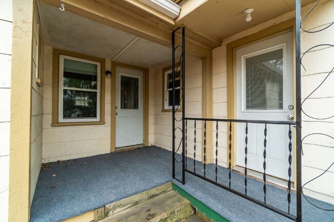 Building Photo - Updated 3-Bedroom Townhouse-Style Duplex with Modern Kitchen & Bath – Pets Welcome!