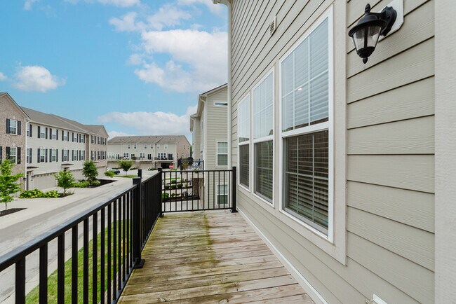 Building Photo - Beautiful Townhome in Carmel