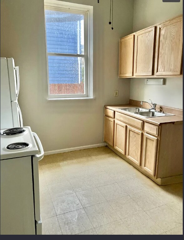 Building Photo - Spacious First-Floor Studio Near Incline District — Updated Kitchen, Tall Ceilings, W/D Hookups