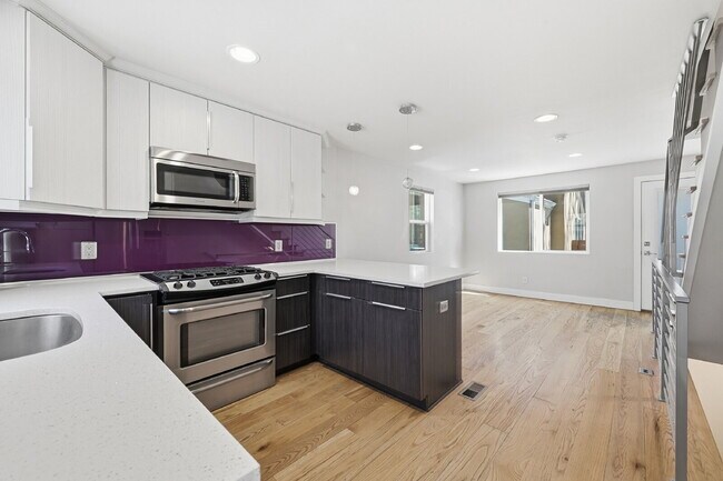 Building Photo - $2,495.95 - 2 Bed, 2 Bath Townhome In Denver with Central AC and In Unit Laundry!