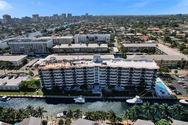 Building Photo - 3051 NE 48th St