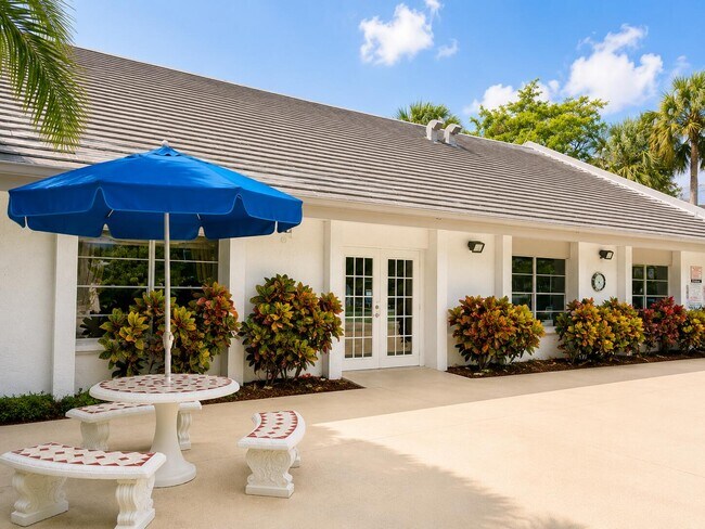 Building Photo - 711 N Pine Island Rd