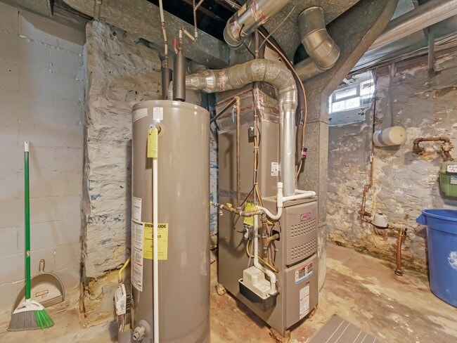 Building Photo - Luxury Updated Row Home | 1 Block from Butler Street