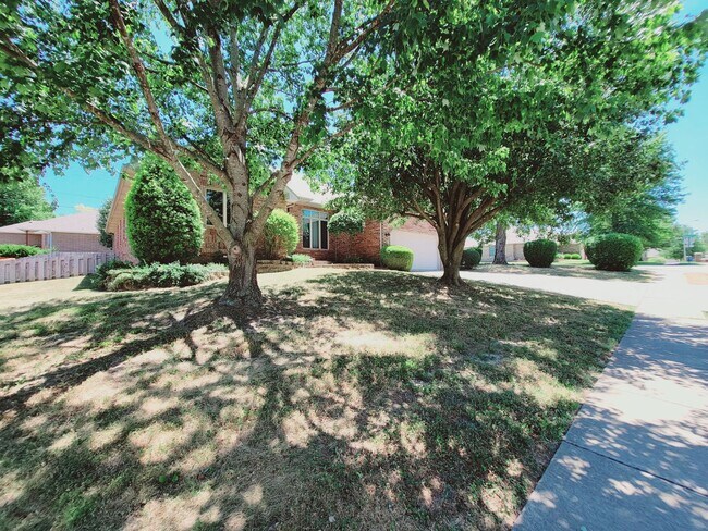 Building Photo - Spacious & Unique in Twin Oaks, Southwest Springfield