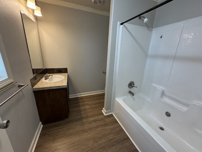 Building Photo - Three bed two bath in Fischer close to Can...