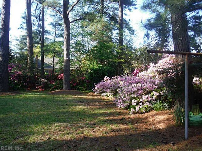 Building Photo - Larchmont