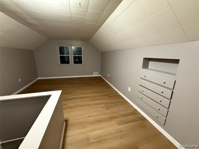 Building Photo - 20084 Greenview Ave