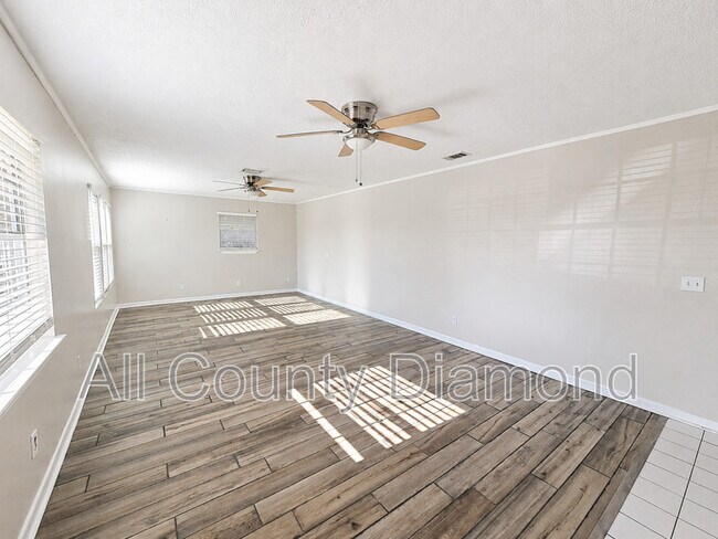 Building Photo - 215 S Kimbrel Ave