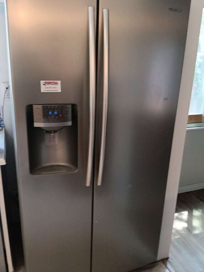 Building Photo - 3 Bedroom, 2-Bathroom in the NE Heights, C...