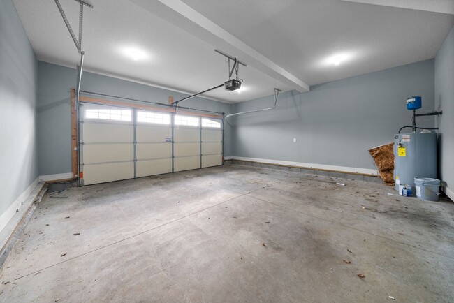 Building Photo - Pet Friendly Three Bedroom with Bonus!