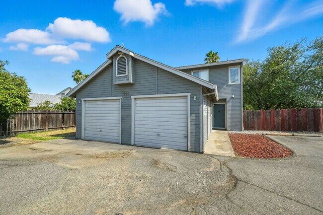 Primary Photo - Adorable 2/1.5 with private back yard, ful...