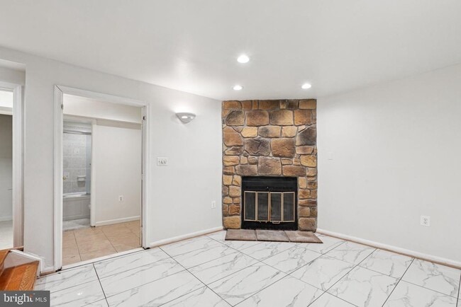 Building Photo - 5790 Burke Towne Ct