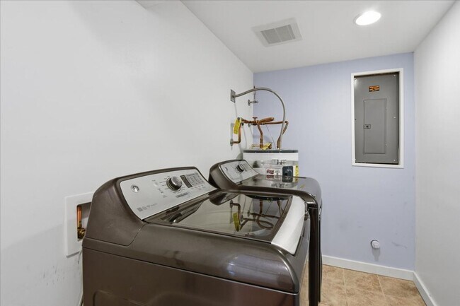 Building Photo - 3bd/2ba Seattle Home