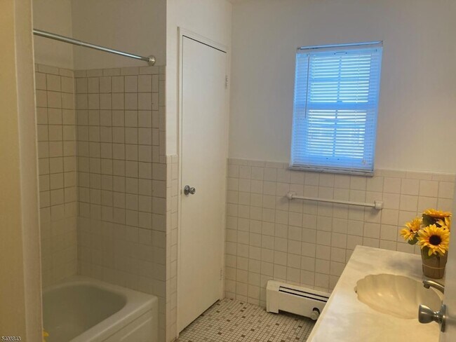 Building Photo - 1251 Valley Rd