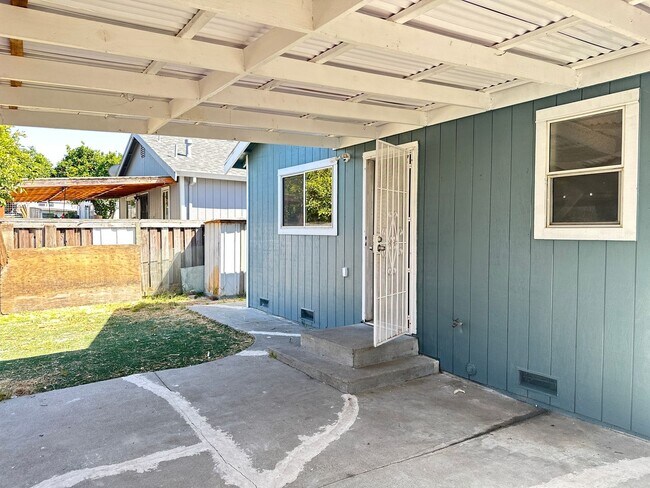 Building Photo - Nice & Quiet single family home in the cen...