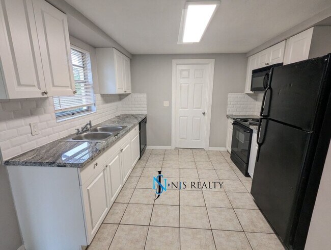 Building Photo - BEAUTIFUL, Large - 4/2 1500 Sq. Ft., Renov...