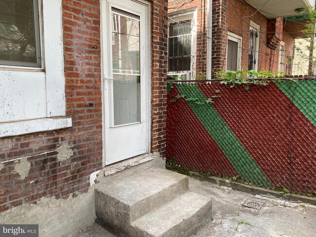 Building Photo - 823 Hutton St