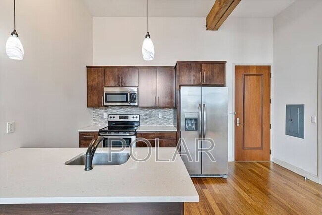 Building Photo - 154 Ave E