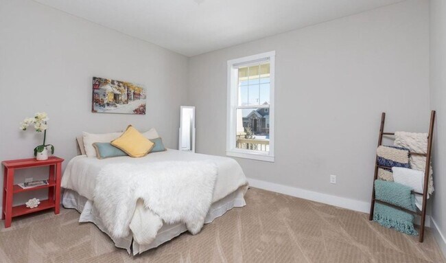 Building Photo - Gorgeous & Large 3 Bedroom 2 Bath Home wit...