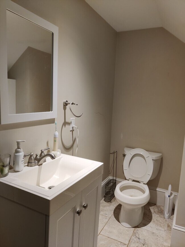 Building Photo - No brokers fee, Large Recently Renovated Unit, Free Laundry, Parking Included, Stainless Steel Ap...