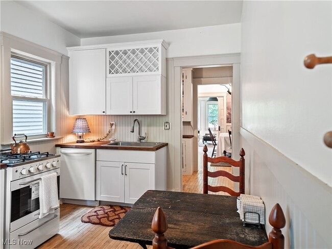 Building Photo - 1854 W 48th St