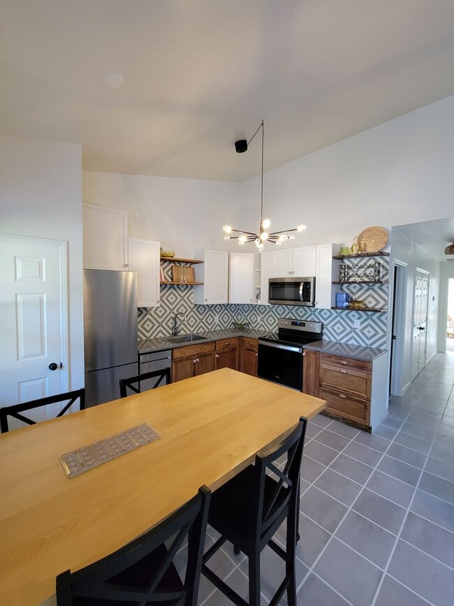 Building Photo - CAROLINA PLACE - Within minutes to Downtow...