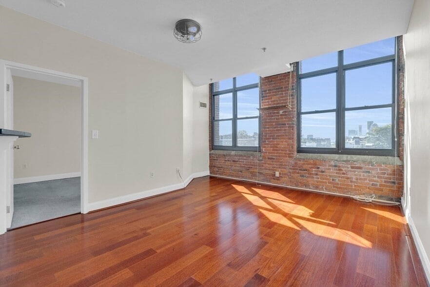 Building Photo - 151 Orleans St