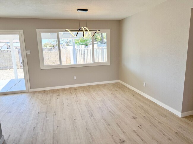 Building Photo - Newly Renovated 3 bedroom 2 bathroom House In Tempe. Private Pool With Pool Service Included