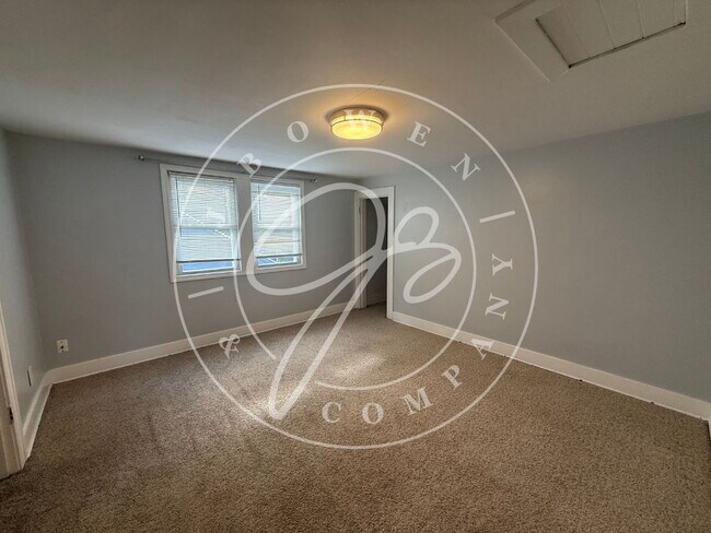 Building Photo - Charming 4 bedroom 2 bathroom close to the University of Toledo.