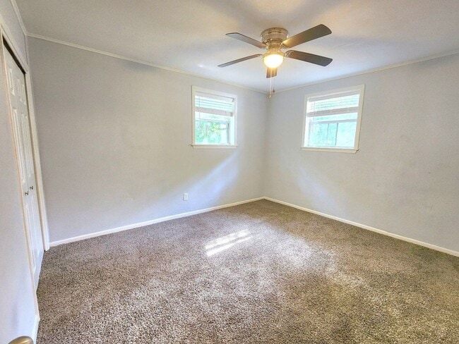 Building Photo - Stunning 4/2 Redecorated Home Close to I-110!
