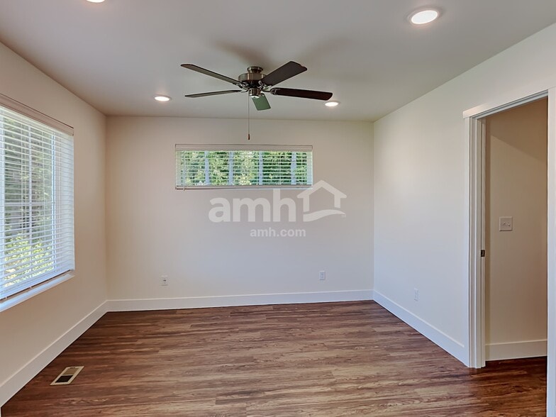 Building Photo - 32974 Lookout Ln