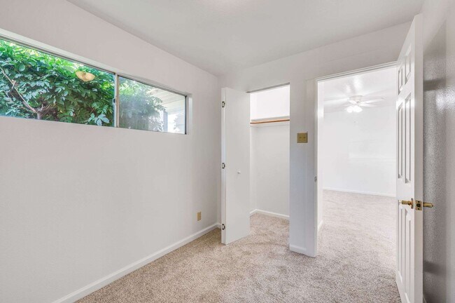 Building Photo - 926 Newport Ave