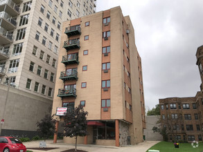 Building Photo - 1321 N. Franklin Place